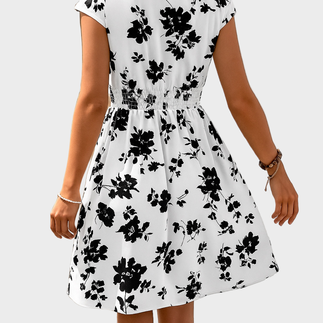 Iva – Crno-Bijela Haljina Cvjetnim Motivom